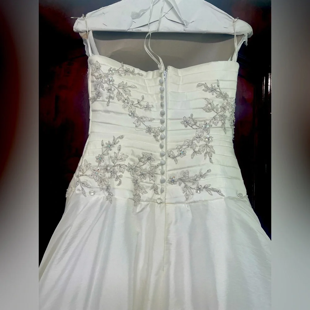 PRONOVIAS wedding dress excellent condition size 8. Worn once. Gorgeous. - Picture 4 of 10